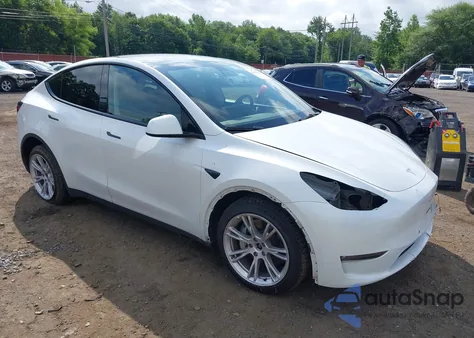 2023 Tesla Model Y Awd/Long Range Dual Motor All-Wheel Drive z USA, uszkodzony, nr VIN 7SAYGDEE6PF704082